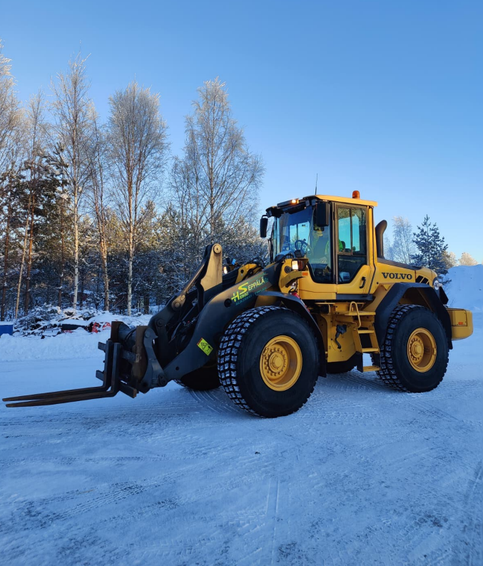Volvo L90 pyöräkuormaaja talvella